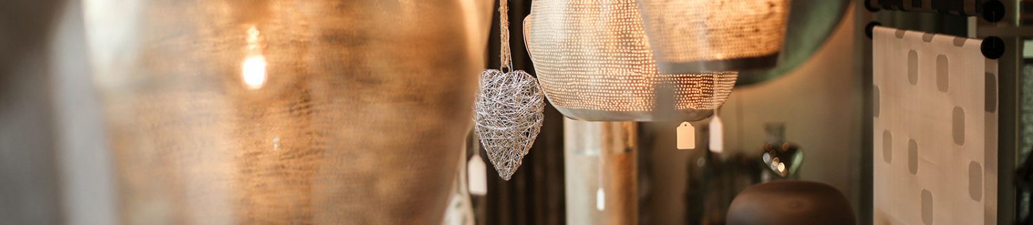 Dekorative Lampen und Herzen im Showroom